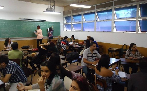 Educadores durante a aula inaugural realizada no último sábado, na Universidade Federal de Ouro Preto. Crédito: Divulgação SEE