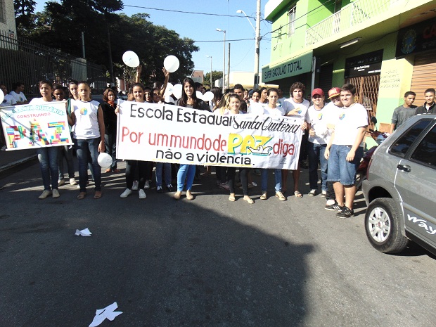 As escolas prepararam uma caminhada pela paz em Esmeraldas. Foto: Gleice Campolina