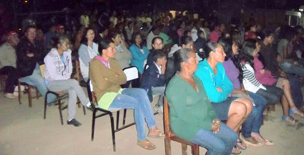 Pais e alunos da Escola Estadual de Resplendor, em Água Boa, durante palestra realizada pela Polícia Militar. Crédito: Divulgação SRE Guanhães