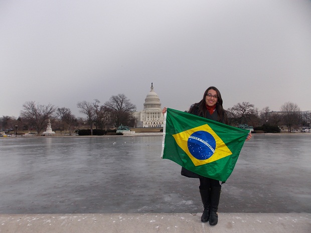Larissa, aluna da Escola Estadual Amélia Santana Barbosa, de Betim, também participou do programa Jovens Embaixadores e fez um intercâmbio nos Estados Unidos. Foto: Arquivo pessoal