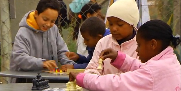 Alunos em atividades pensadas a partir dos espaços que a Escola Estadual da Lagoa, em Esmeraldas possui. Crédito: Divulgação SEE