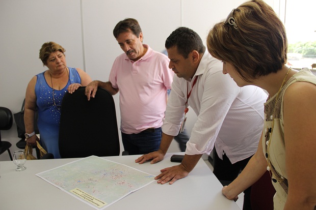 Silas de Carvalho (ao meio, de crachã) explica aos paranaenses o modelo mineiro de descentralização de recursos. Foto: Zirlene Lemos/ACSSEE