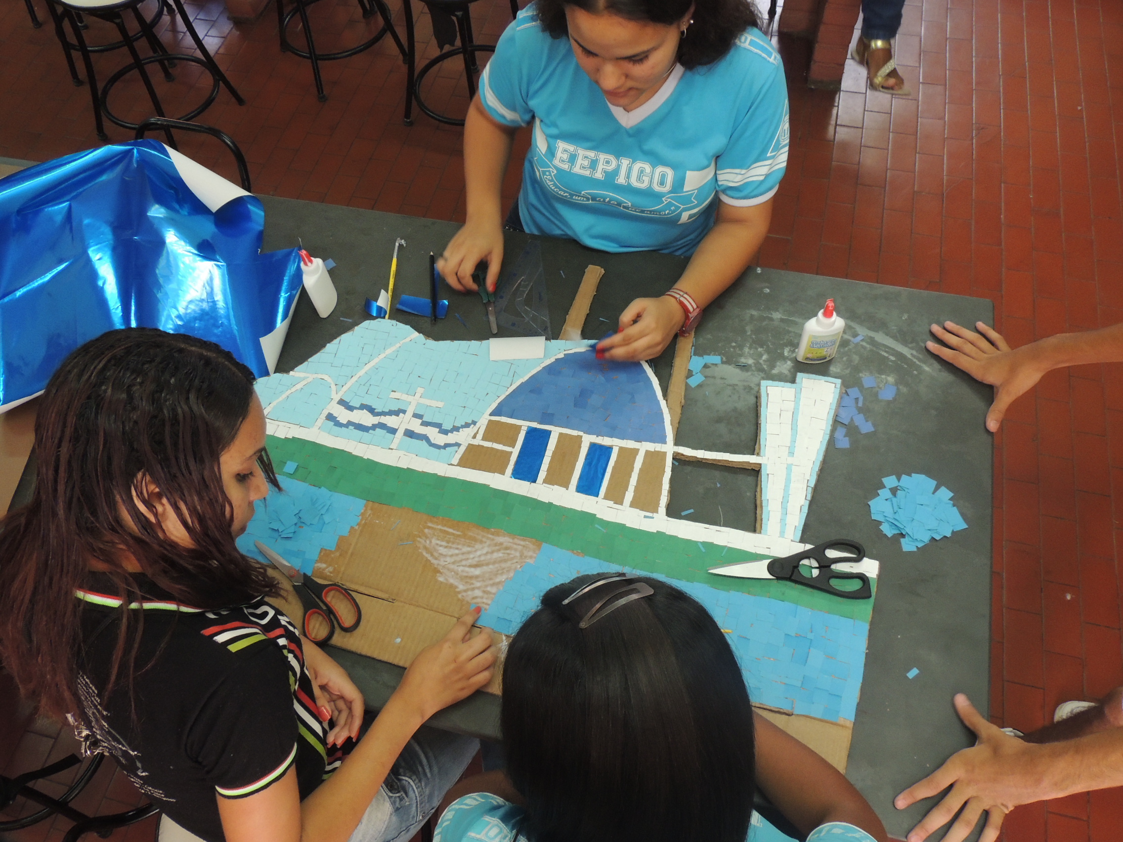 Em 2013, a Escola Estadual Professora Inês Geralda de Oliveira realizou uma feira para compartilhar com todos os estudantes da escola as ações realizadas pelos alunos do Reinventando o Ensino Médio. Foto: Arquivo da Escola
