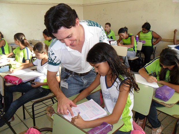 A aluna Karla Basuvo de Souza, da Escola Estadual João Rodrigues da Silva,acompanha do professor Kênio Luiz - Crédito - Arquivo da Escola