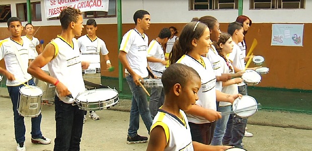 Alunos fazem arte na Escola Estadual João Guimarães Rosa, em Betim, na região metropolitana de Belo Horizonte. Crédito: Divulgação SEE