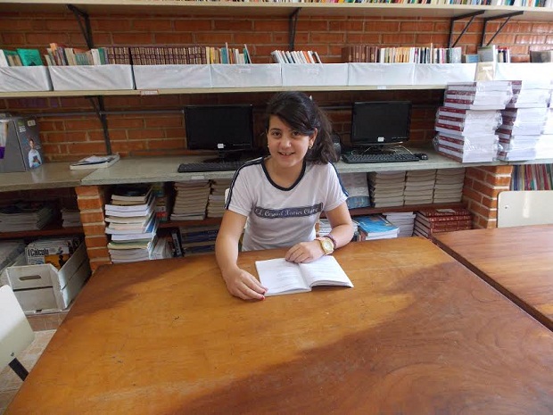 Maíra relatou em seu poema coisas que observou na cidade onde mora. Foto: Arquivo da Escola