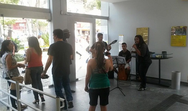 Alunos e professores se apresentam em vários espaços da cidade de Leopoldina, entre eles, um banco. Crédito: Arquivo CEM Lia Salgado