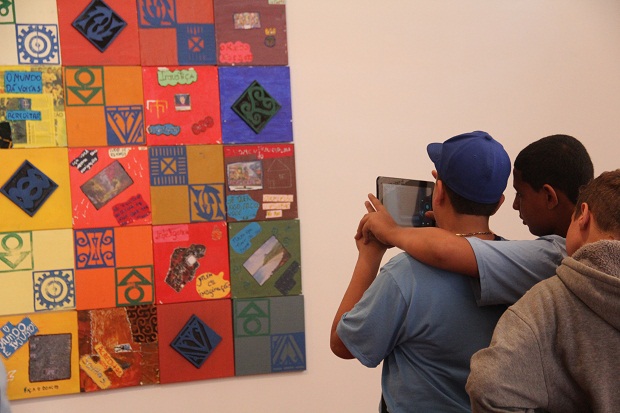 Os alunos viram na exposição seus próprios trabalhos e os de estudantes de outras escolas. Foto: Lígia Souza ACS/SEE