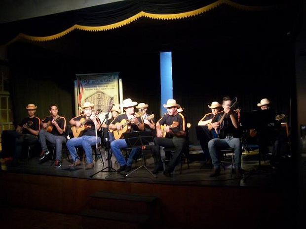Alunos do Conservatório Estadual de Música Juscelino Kubistchek de Oliveira, em Pouso Alegre, durante apresentação cultural. Crédito: CEM Juscelino Kubistchek de Oliveira