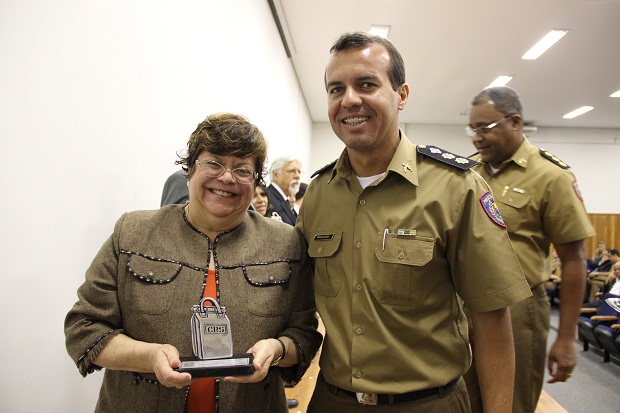 A secretária de Estado de Educação foi homenageada pela colaboração e parceria entre a Secretaria e a PMMG. À direita, o tenente-coronel Emerson Mozzer, chefe do CRS. Foto: Lígia Souza ACS/SEE