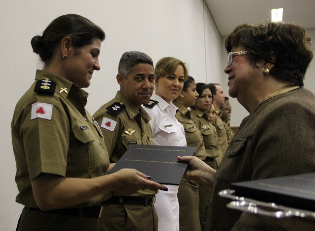Ana Lúcia Gazzola também participou da entrega dos certificados de reconhecimento aos funcionários da CRS. Foto: Lígia Souza ACS/SEE