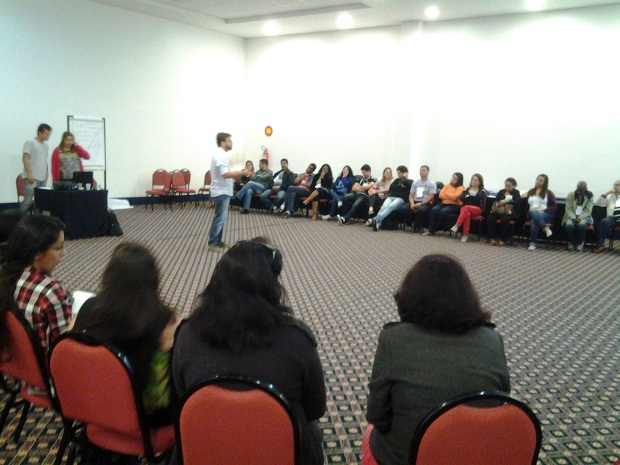 Divididos em grupos, educadores que participam do encontro realizado pela SEE e pela UFMG são capacitados em Belo Horizonte. Foto: Divulgação SEE