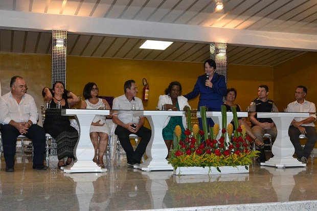 Secretária Macaé Evaristo participou na última quinta-feira da abertura oficial do ano letivo. Foto: Prefeitura de Coronel Fabriciano