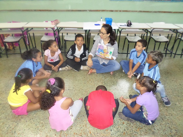 Em roda de conversa, alunos da Escola Estadual Mário Casassanta discutem a importância da economia de  água. Foto: Arquivo da Escola