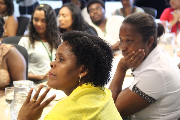 Representantes das comunidades apresentaram demandas para a secretária Macaé. Foto: Hudson Menezes ACS/SEE