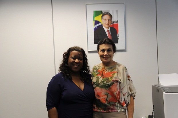 Secretária de Estado de Educação, Macaé Evaristo, e a presidente do Sindespe, Gysélia Castro Pinto. Foto: Lígia Souza ACS/SEE