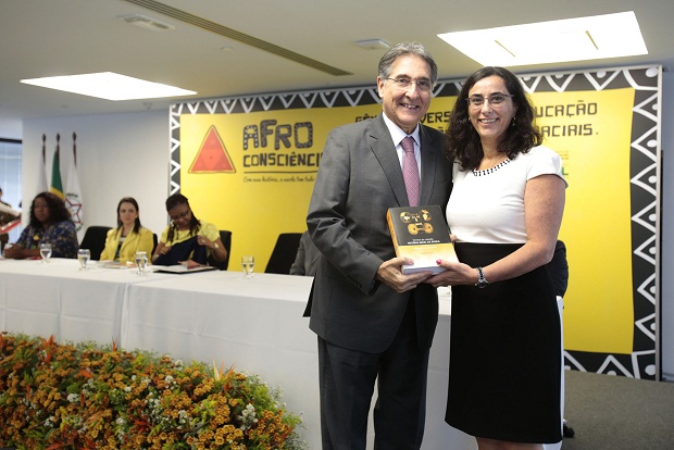 O governador recebeu uma cópia da síntese da Coleção “História Geral da África” na cermônia. Foto: Manoel Marques / Imprensa MG