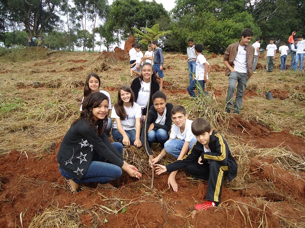 Os alunos da Escola Estadual Padre Anchieta realizou hoje o plantio de árvores em nascentes. Foto: Arquivo da Escola