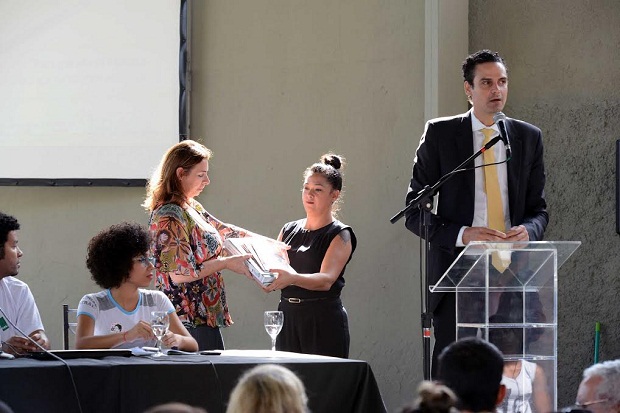 Biblioteca da escola foi contemplada com livros e filmes da Comissão. Foto: Gil Leonardi Imprensa/MG