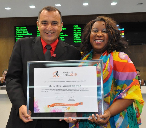 Homenagem foi concedida à secretária a pedido do vereador Edimilson Andrade. Foto: Liziane Ricardo/ MCD