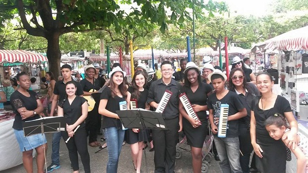 Alunos e professores em apresentação do Festicem 2014. Crédito: CEM Lia Salgado