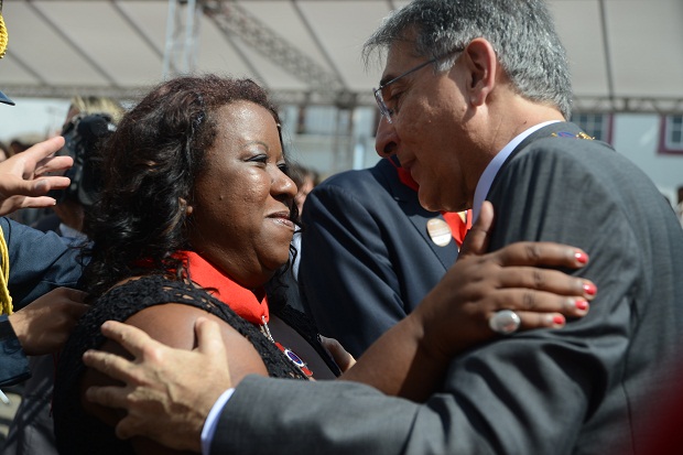 Secretária Macaé Evaristo foi agraciada com a Medalha de Honra. Foto: Omar Freire/Imprensa MG