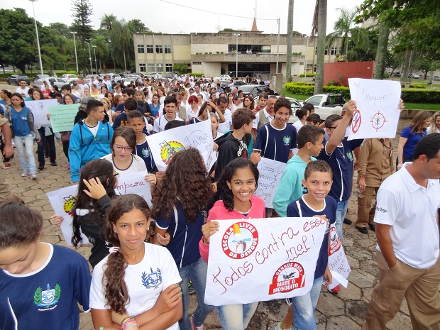 Entre educadores e alunos, cerca de 100 pessoas foram às ruas de São Sebastião do Paraíso. Foto: Arquivo SRE