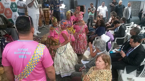 Secretária visitou a comunidade na manhã desta quarta-feira. Foto: Lígia Souza ACS/SEE