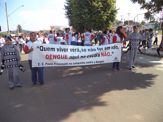 Na manhã desta quinta-feira, alunos e professores da Escola Estadual Paula Frassinetti fizeram uma caminhada pelas ruas do bairro. Crédito: Arquivo da Escola