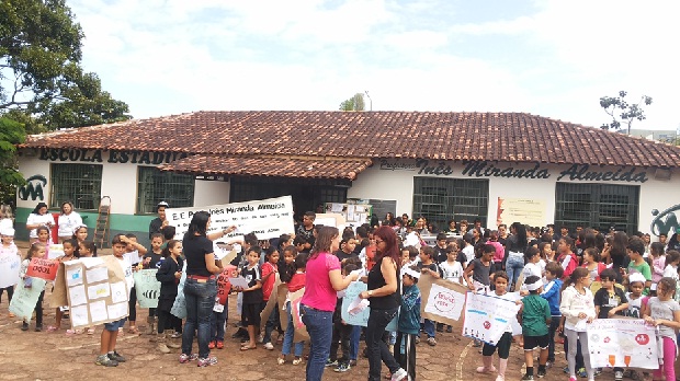 A iniciativa faz parte de uma série de atividades desenvolvidas com os alunos da instituição que tiveram aulas e palestras sobre a prevenção e combate ao mosquito e sobre produção de repelentes. Crédito: Arquivo da Escola