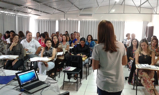 Na SRE de Caratinga, a elaboração dos Planos Municipais de Educação foi o tema de encontros realizados com os secretários municipais de educação. Foto: Arquivo SRE