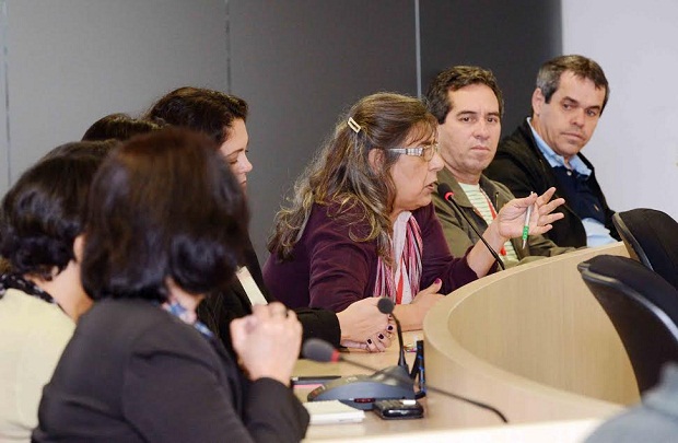 Durante a reunião, os servidores da educação participaram com questionamentos aos palestrantes. Crédito: Carlos Alberto / Imprensa – MG 