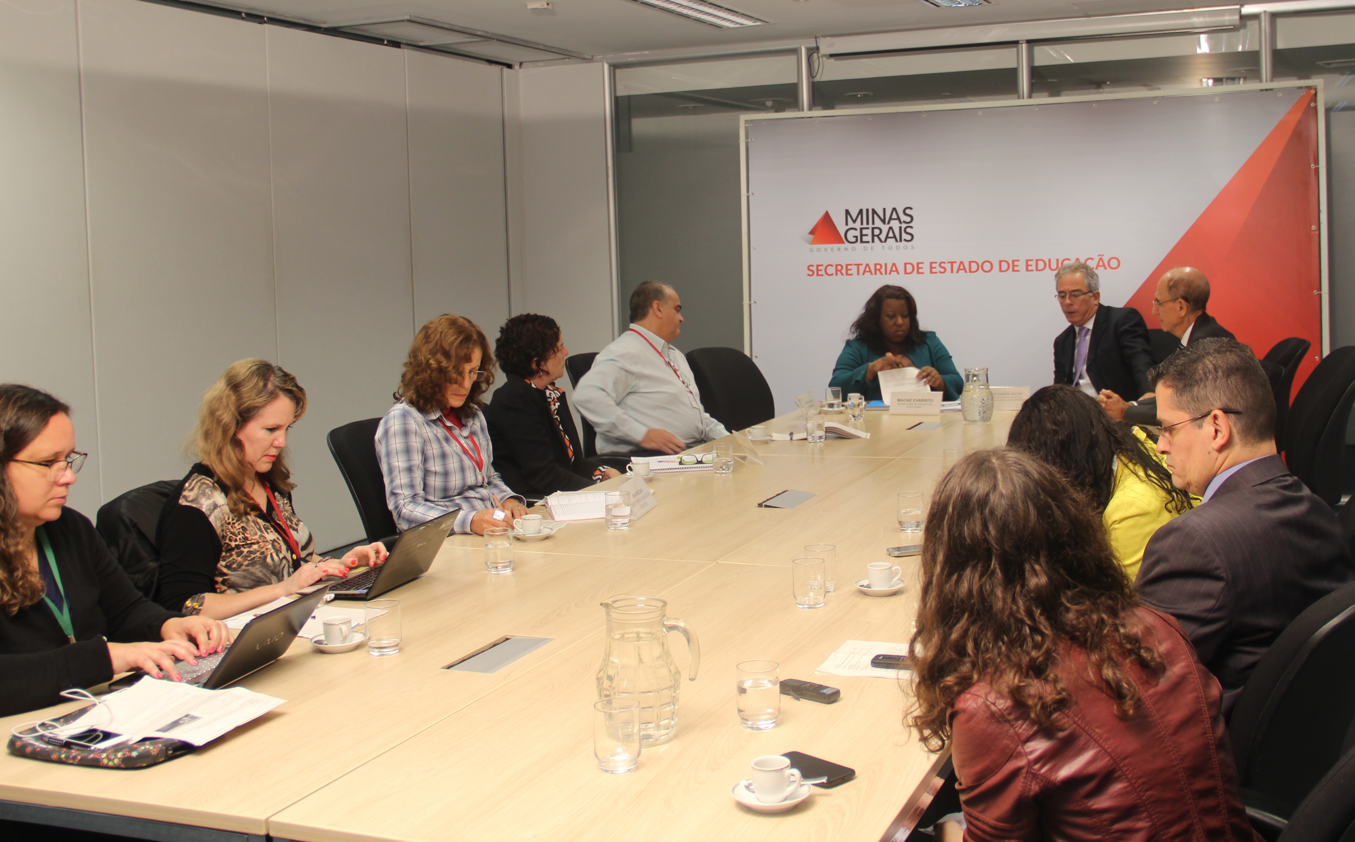 Secretária de Educação, Macaé Evaristo, durante reunião com representantes da Comissão de Defesa dos Direitos da Pessoa com Deficiência da Assembleia Legislativa de Minas Gerais. Crédito: Hudson Menezes ACS/SEE