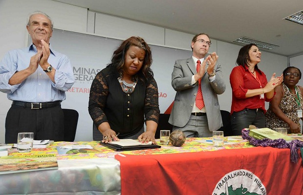 Secretária Macaé Evaristo assina documento com  ‘Diretrizes Operacionais da Educação do Campo de Minas Gerais’. Crédito:Carlos Alberto / Imprensa – MG 