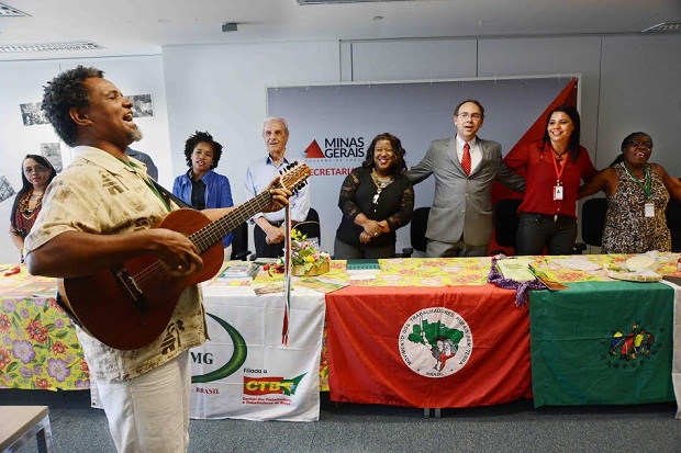 O músico Pereira da Viola durante apresentação na cerimônia de assinatura do documento com as ‘Diretrizes Operacionais da Educação do Campo de Minas Gerais’ . Crédito: Carlos Alberto / Imprensa – MG