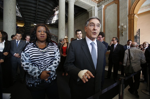 A secretária Macaé Evaristo e o governador Fernando Pimentel no evento desta sexta-feira (15/5), no Palácio da Liberdade. Crédito:Manoel Marques/Imprensa MG