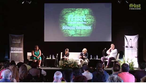 Secretária Macaé Evaristo (primeira da direita para a esquerda) fala sobre racismo e movimento negro no 3º Festival de História. Crédito: Internet