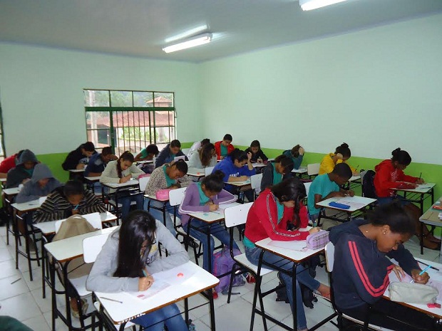 Com questões antigas da Obmep, os alunos da Escola Estadual Raulino Pacheco se prepararam para a competição. Foto: Arquivo da Escola