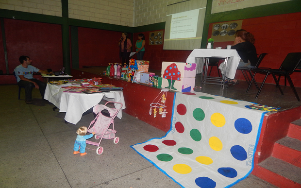 Durante o seminário, os participantes elaboraram materiais didáticos. Foto: Arquivo Escola
