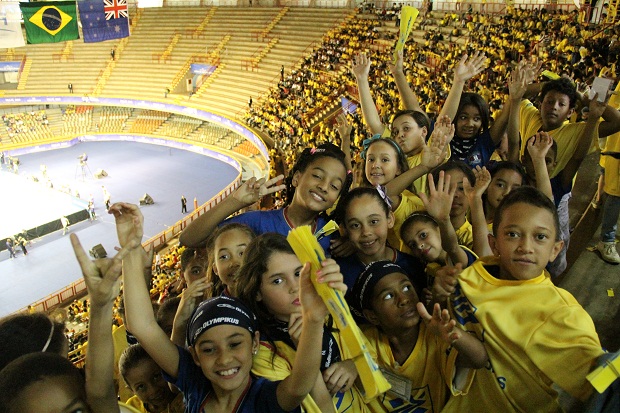 Os alunos da Escola Estadual Professor Magalhães Drumond tiveram a oportunidade de assistir à vitória do Brasil. Foto: Geanine Nogueira ACS/SEE