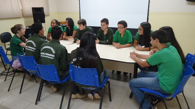 Alex Cesário de Oliveira (primeiro da direita para a esquerda) é aluno da Escola Estadual Monsenhor Francisco Miguel e tem participado da elaboração do Plano Municipal de Educação do município de Rio Espera. Crédito: Arquivo da Escola