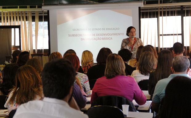 Subsecretária de Desenvolvimento da Educação Básica, Augusta Aparecida Neves de Mendonça, apresentou os eixos norteadores da política educacional para as escolas estaduais mineiras. Crédito: Hudson Menezes ACS/SEE