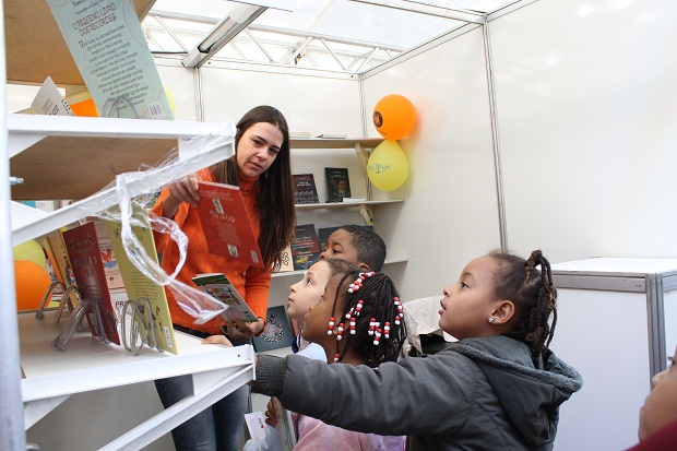 Mais de quatro mil alunos receberam vales para adquirir livros durante o Festival. Foto: Geanine Nogueira/ ACS SEE