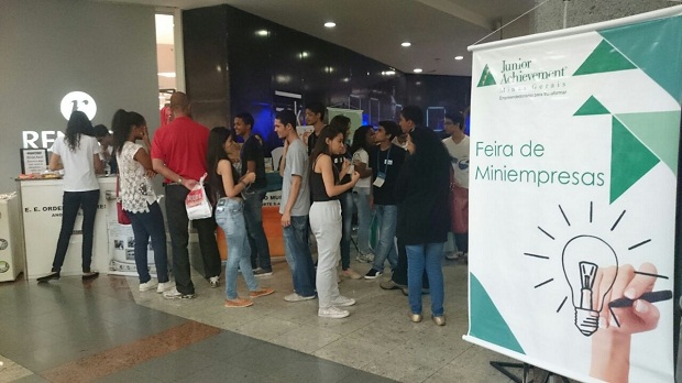 Cerca de 400 estudantes de escolas públicas e privadas de Belo Horizonte participaram da Feira. Foto: Divulgação Junior Achievement 