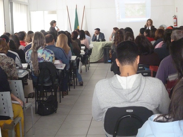 Cerca de 150 educadores participam hoje de capacitação sobre as ações de educação integral na rede estadual de ensino. Crédito: divulgação SRE Patrocínio
