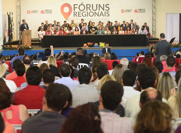 Governador Fernando Pimentel e lideranças da região do Vale do Rio Doce durante instalação do Fórum em Governador Valadares. Foto: Marcelo Sant’Anna/Imprensa MG