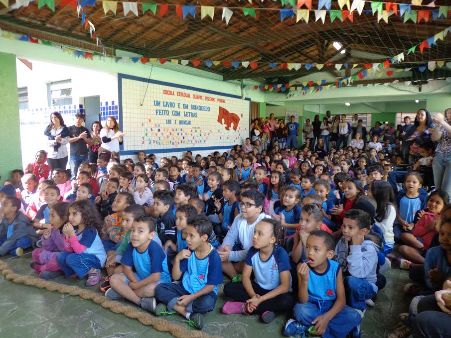 Alunos da Escola Estadual Olímpia Resende, em Belo Horizonte, durante atividades do Projeto Ler é Viver, do Instituto Gil Nogueira. Crédito: Arquivo da Escola