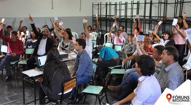 Divididos em eixos de planejamento durante o Fórum Regional de Governo em Teófilo Otoni, moradores decidiram quais são as prioridades do Território Mucuri. Crédito: Seplag