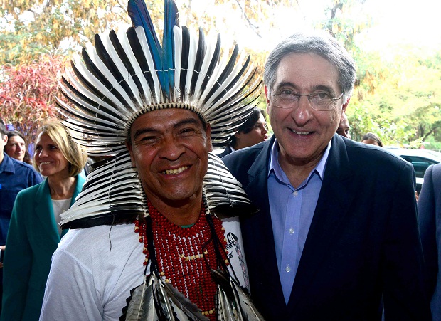 Governador Fernando Pimentel e liderança indígena durante a instalação do fórum regional em Governador Valadares. Crédito: Marcelo Sant’Anna/Imprensa MG