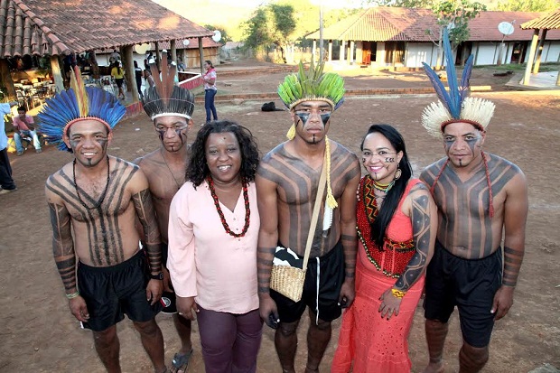 Secretária de Educação, Macaé Evaristo, e Célia Xacriabá, coordenadora de Educação Indígena pela SEE, em agenda a comunidade Xacriabá na última semana. Crédito:	Marcelo Sant'Anna/Imprensa MG 